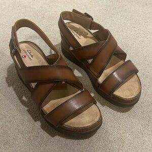Clarks Lizby Cross Dark Tan Leather  Size 8 W